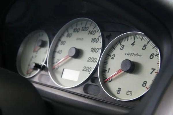 汽車標(biāo)識logo都是如何進(jìn)行打標(biāo)的？答案是用激光打標(biāo)機(jī)！(圖1)