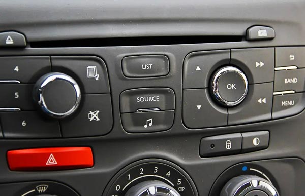 汽車標(biāo)識logo都是如何進(jìn)行打標(biāo)的？答案是用激光打標(biāo)機(jī)！(圖2)